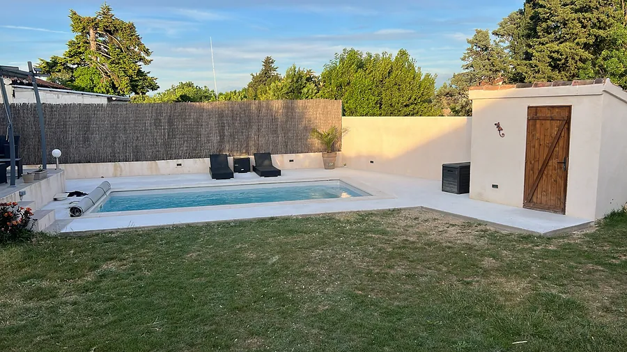 Plage de piscine terminée avec pool house, à Roquemaure