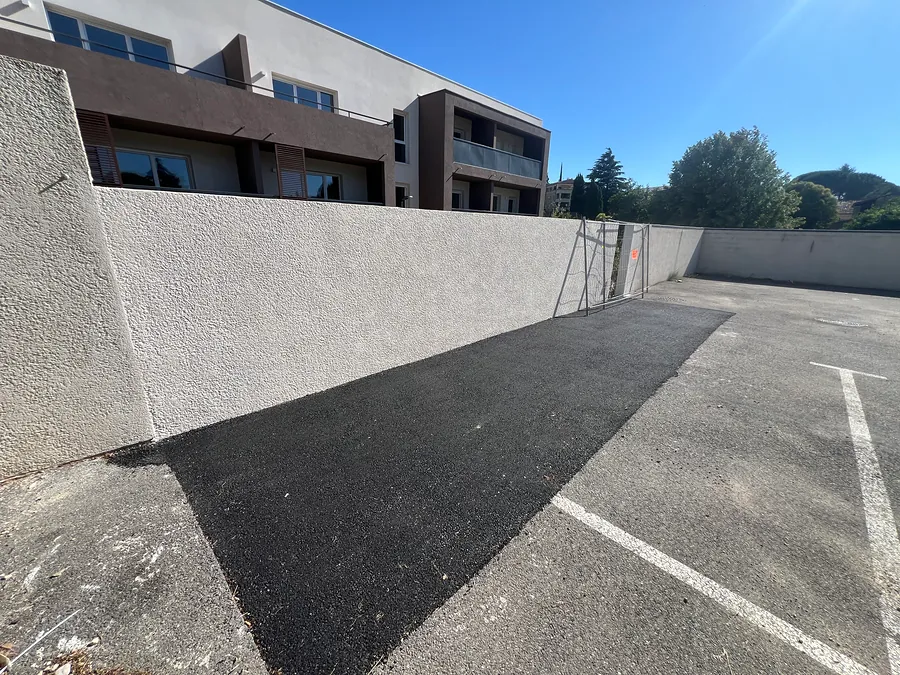 Mur de clôture terminé et enduit en bordure de parking à Vaison-la-Romaine